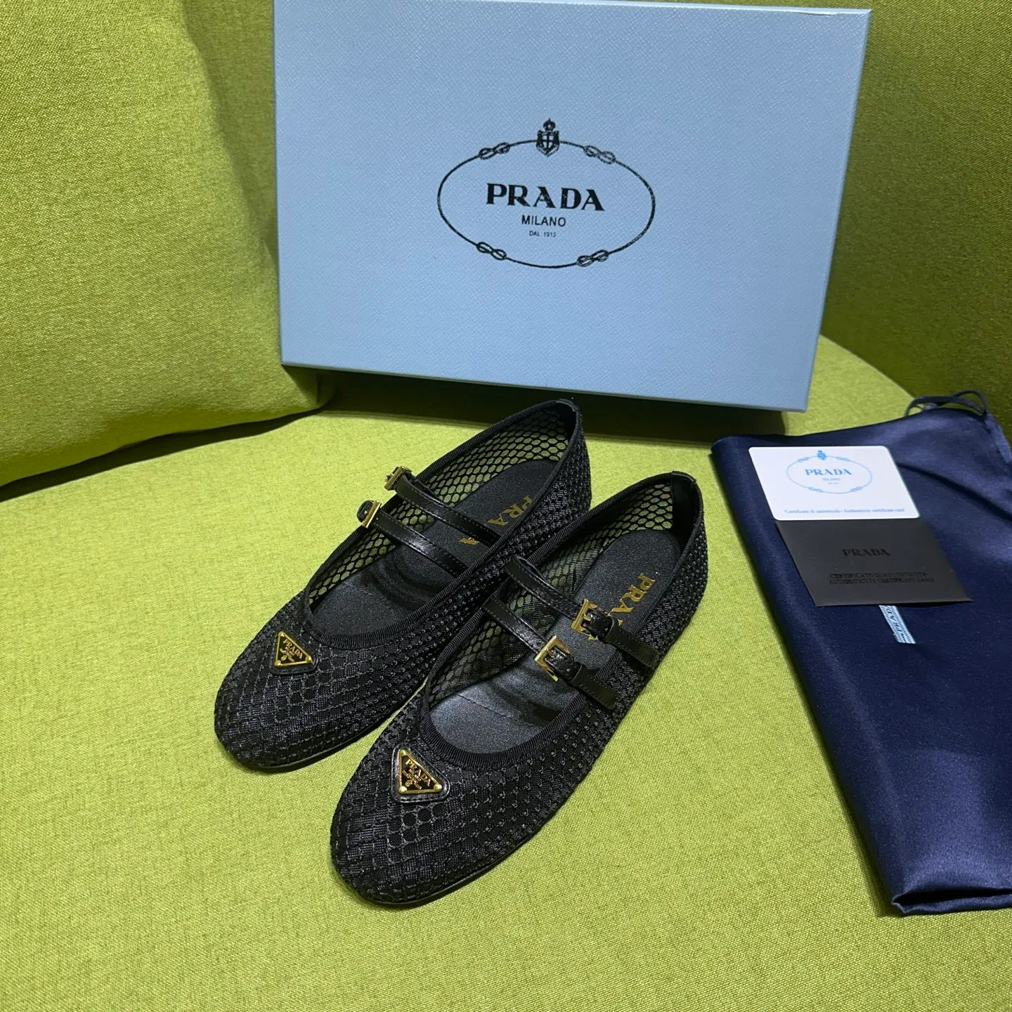 👟👟Ex-factory price 500👟👟 Prada 25ss new style for early spring🔥🔥✨ 🌟 Recommended by major bloggers in Xiaohongshu, developed 1-1 to highlight classic charm. Open molded outsole. Imported mixed breed sheep lining. These ballet flats have a feminine silhouette and classic details for a sophisticated and timeless style. The mesh fabric is reinterpreted with lace patterns, which is delicate and unique. The upper is embellished with a narrow band and an engraved logo metal buckle. Enamel-coated triangular metal logo. 5mm one-piece rubber sole, decorated with hot-stamped logo. Code number: 35 to 42 (40-42 customized, non-refundable)